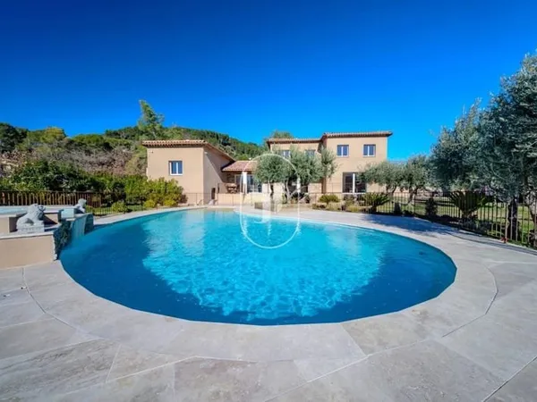 Villa rénovée au calme à vendre à La Motte