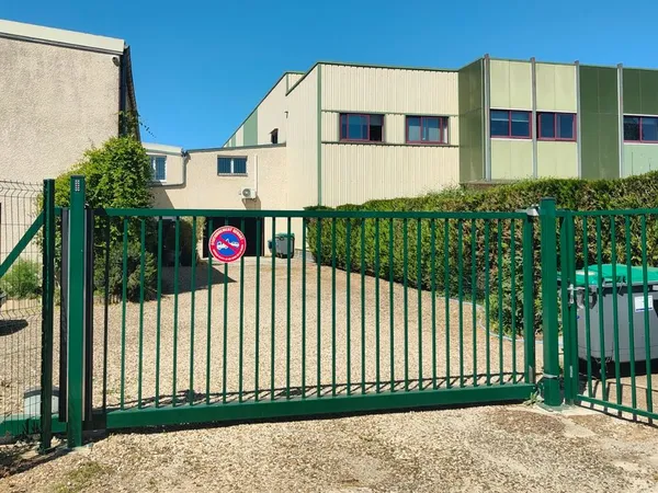 Local Atelier 200m2 et bureaux 1er étage de 200m2 = 400m2
