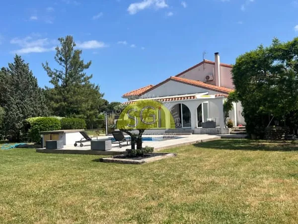 Propriété de 143 m2 avec piscine sur 2880 m2