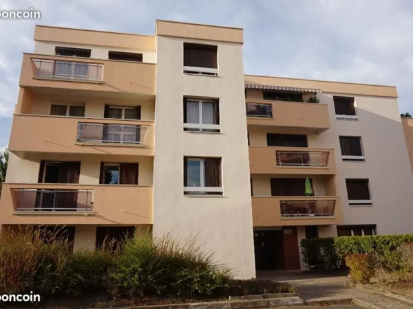 2 pièces 51m2 dernier étage vue bois à 2 mn à pied de la gare