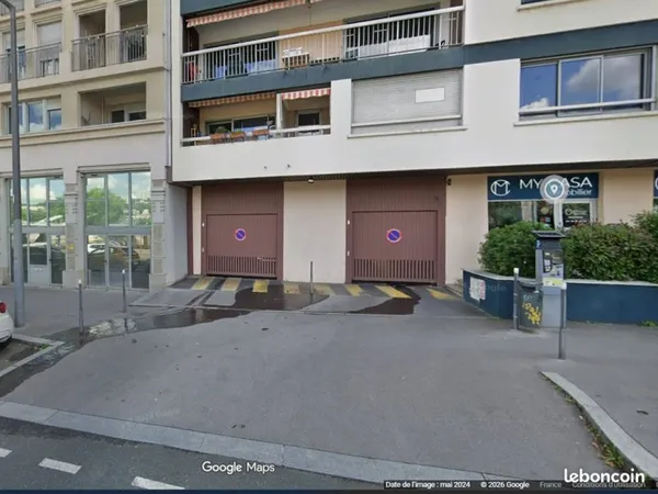 Grand garage box fermé Lyon 4 quai de Saône Résidence Mazaryk