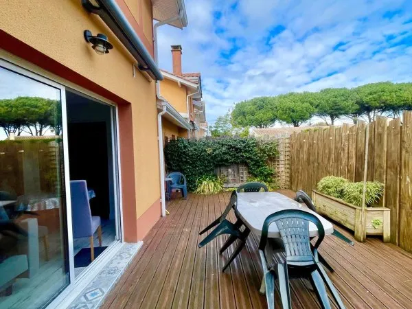 Maison Duplex avec belle terrasse et garage pour rangements