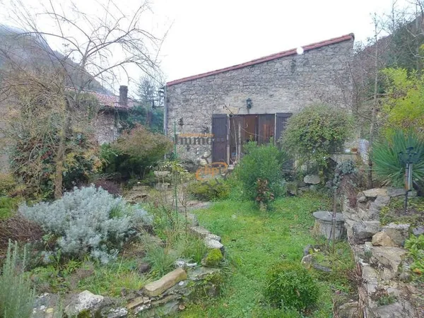Location maison de hameau avec garage et terrrain