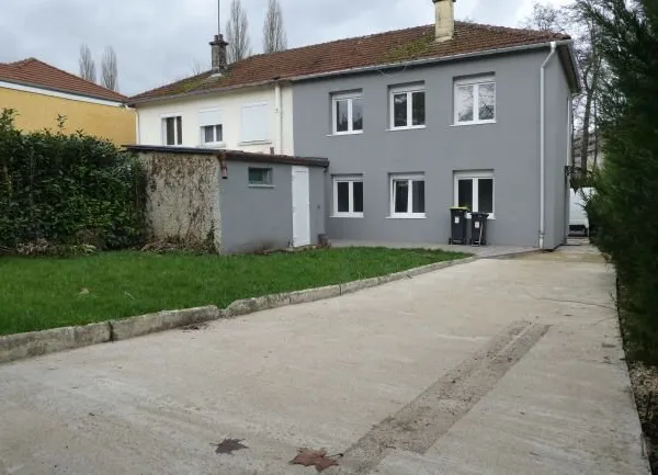 Maison rénovée de 83 m2 SH avec un garage et terrain de 315 m2 quartier de la Bosse d'Étion à CHARLE