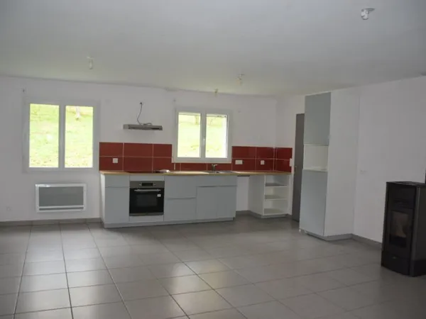 Belle maison de plain pied avec garage et terrain à Montregard
