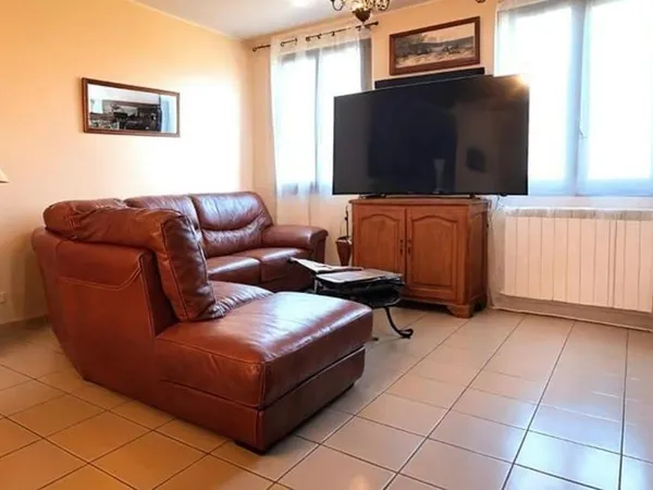 ? Maison 4 chambres - 2 432 m² de terrain - À 10 min gare (Paris Est)
