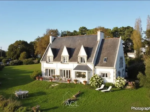 Grande maison familiale pieds dans l'eau, entre saline et océan