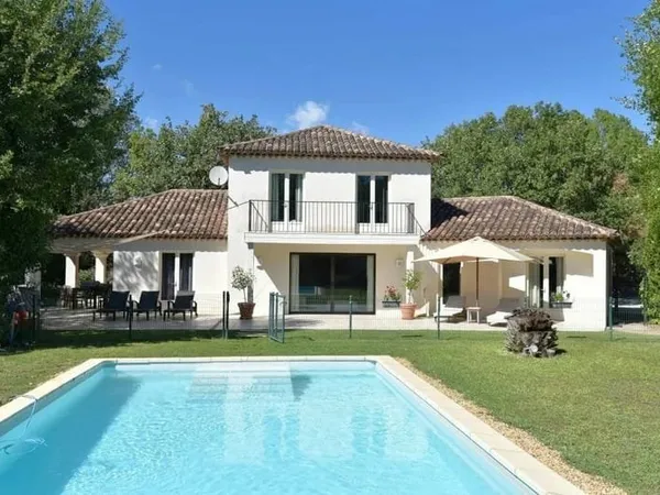 Proche village Villa de 193 m² avec 4 chambres