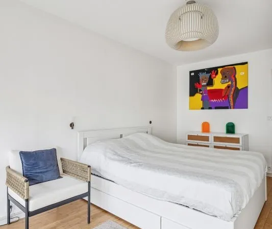 Chambre avec balcon – RER E à 4 min à pieds