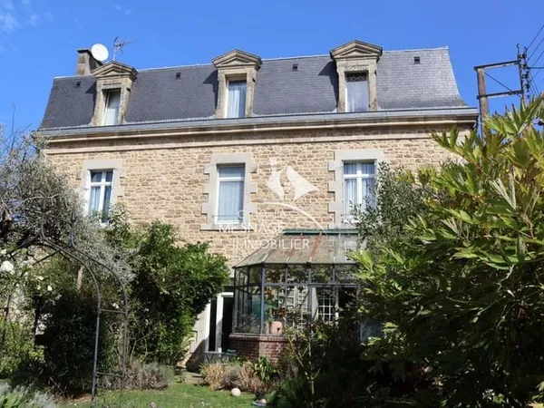 À vendre chez Christelle Mesnage - DINAN CENTRE-VILLE. Belle