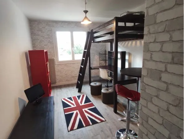 Studio meublé Cezeux TBE