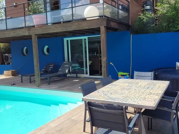 Maison familiale avec piscine et vue montagnes
