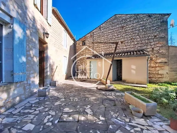 Les Leves et Thoumeyragues: grande maison en pierre de famille avec dépendance