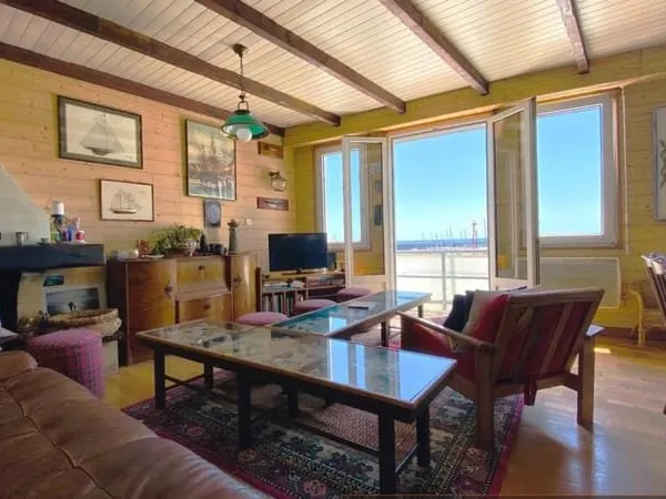 LESCONIL - Ensemble immobilier face au port.
