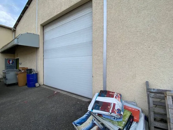 PROCHE METRO - ATELIER/ Local professionel - ST GENIS LAVAL - 250M2 - + Maison/appartement type 4 - 