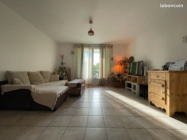T3 lumineux 57m2, terrasse et jardin 100m2, parking, centre Mormoiron