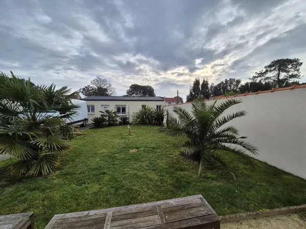 St-Brevin-Les-Pins, maison de plain pied avec grand garage.