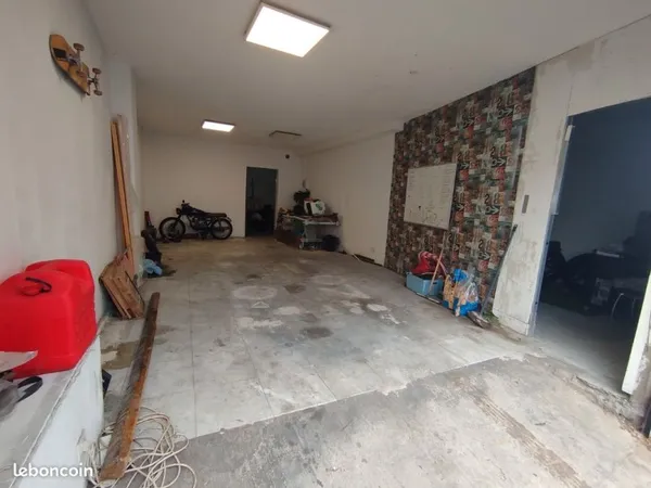 Grand garage / dépôt 65m2 avec bureau et sanitaires
