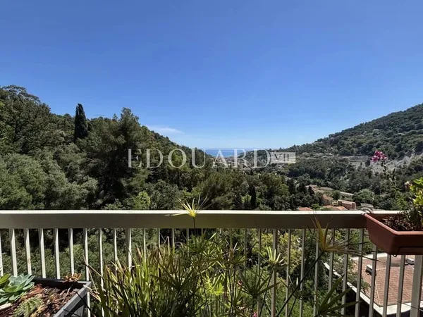 Trois pièces en bon état avec jolie terrasse, belle vue panoramique jusqu'à la mer, cave, possibilit