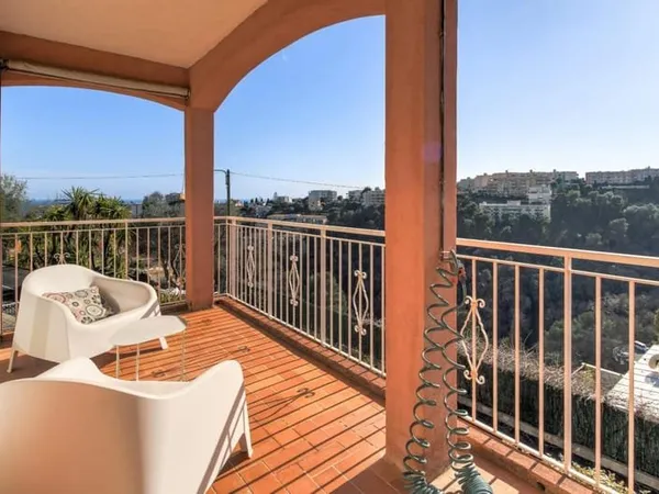 Nice Ouest - Appartement 5 pièces 100m2 - Haut de villa - Dernier étage