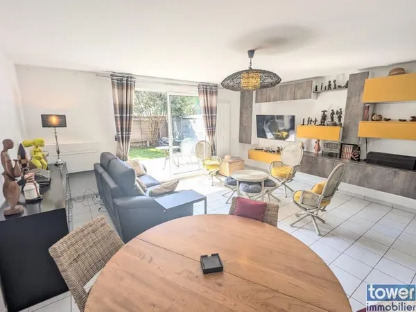Maison de ville avec terrasse et stationnements privatifs en