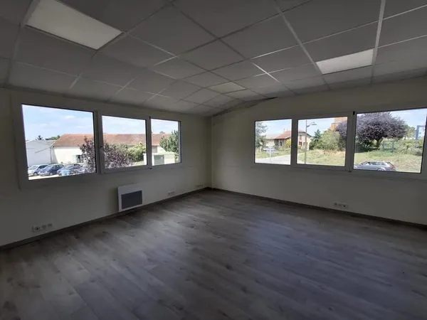A LOUER - BUREAUX A HOUDAN