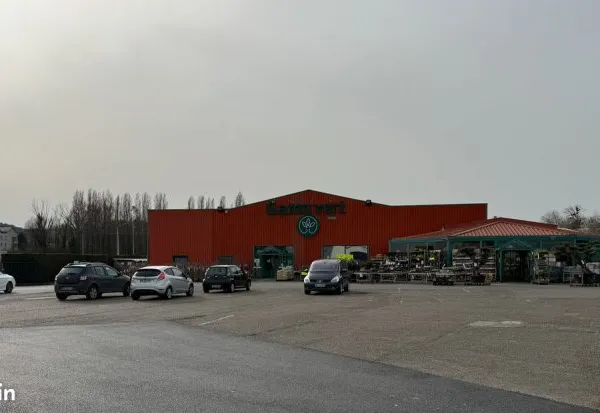 LONGUEIL ANNEL (60) - 1800 m2 - A VENDRE BÂTIMENT COMMERCIAL + PARKING