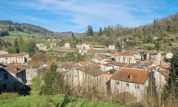 OLLIERGUES / Maison à vendre dans un agréable village dans le Parc du Livradois-Forez