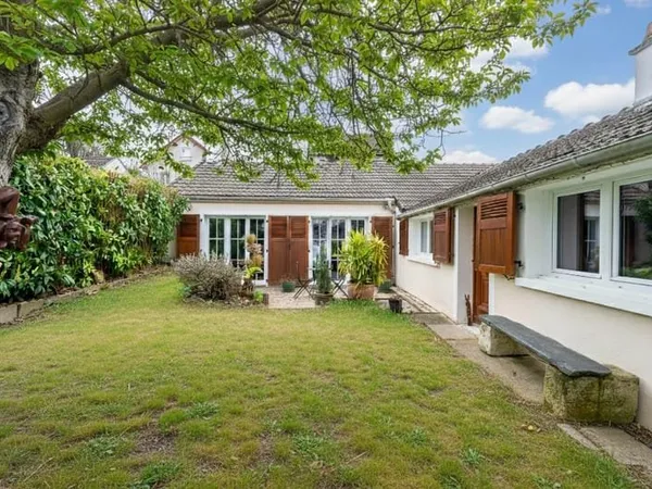 Maison de plain pied avec jardin.