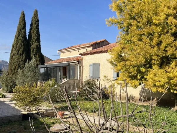 Maison de plain-pied rénovée sur terrain de 1 000 m2