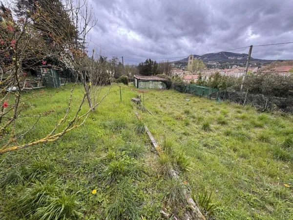 Terrain 932 m²