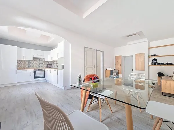 Immeuble avec T2 loué + deux plateaux à aménager - Centre de Bédarieux