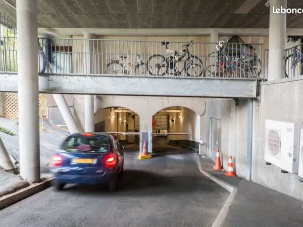Place parking Saemes Hôpital St Louis - 10ème arrondissement