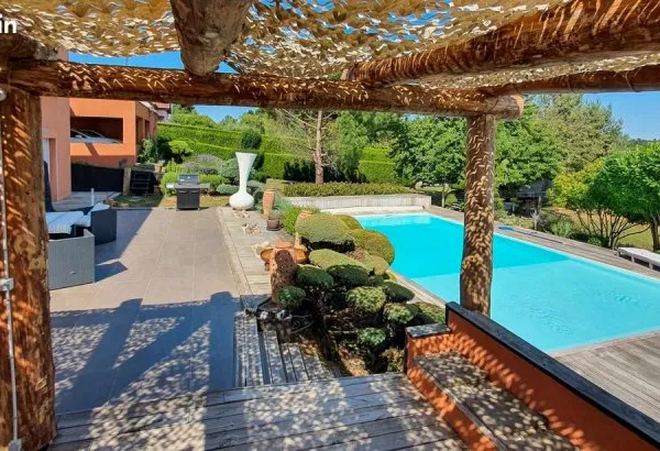 Villa 10 pièces 252 m²