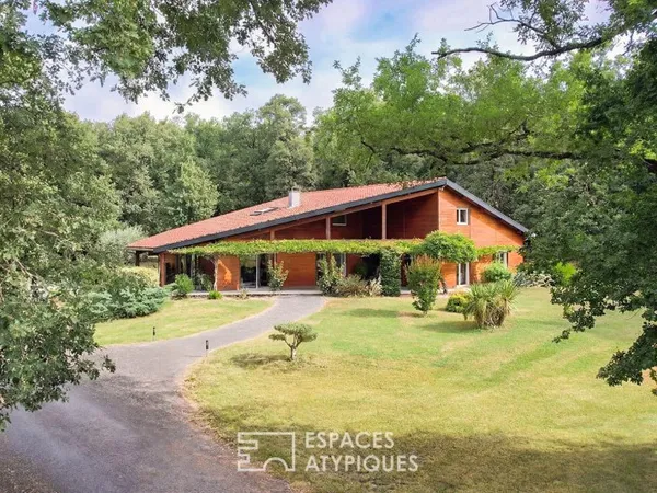 Villa contemporaine et son studio d'artiste au coeur de la nature boisée