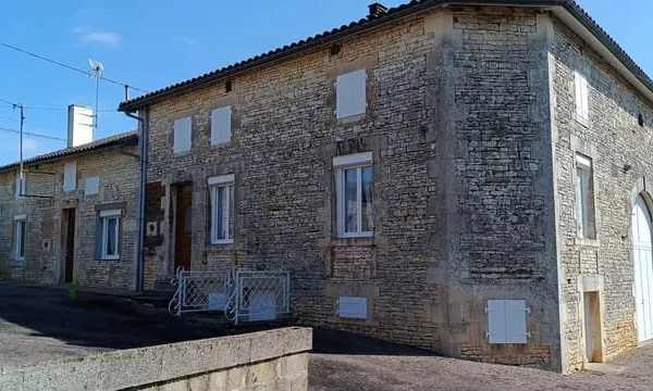 Maison de village en pierre à rafraîchir
