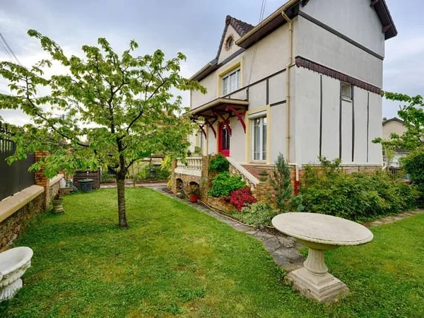 Studio 6 pièces 155 m²