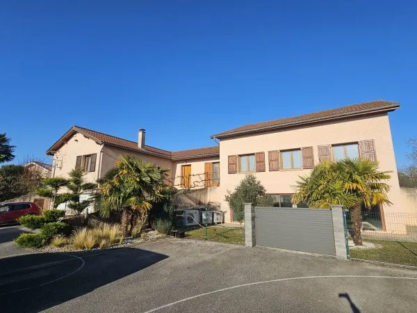 Belle propriété de 450 m2 avec piscine intérieure au calme