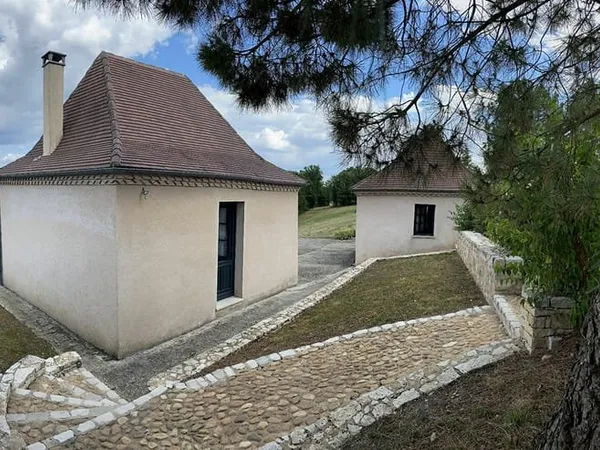 ENSEMBLE DE DEUX MAISONS sur 4275m²