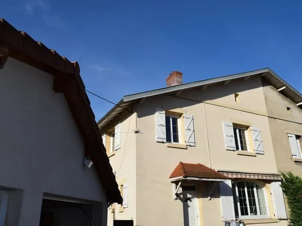 Maison familiale avec double garage et terrain arboré