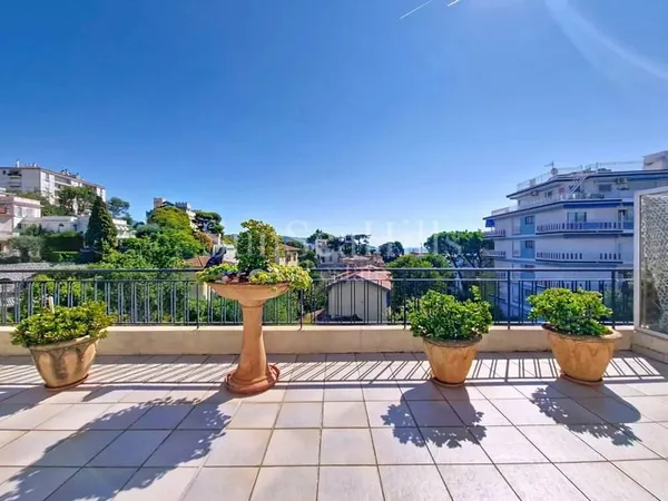 Nice Baumettes - Dernier étage - 64,2 m² - Terrasse 32 m² - Vue mer & Château - Garage possible
