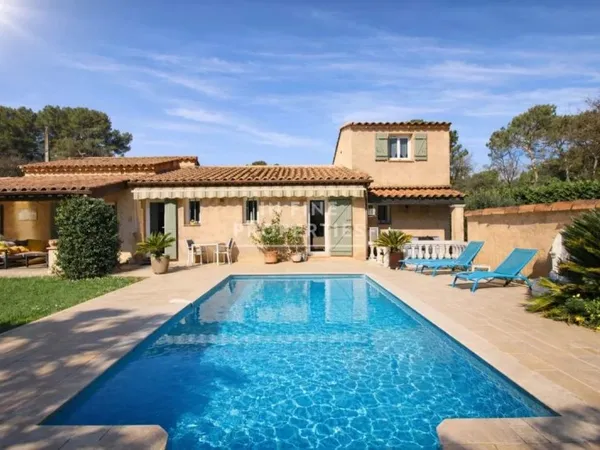 VILLA AVEC PISCINE AU CALME