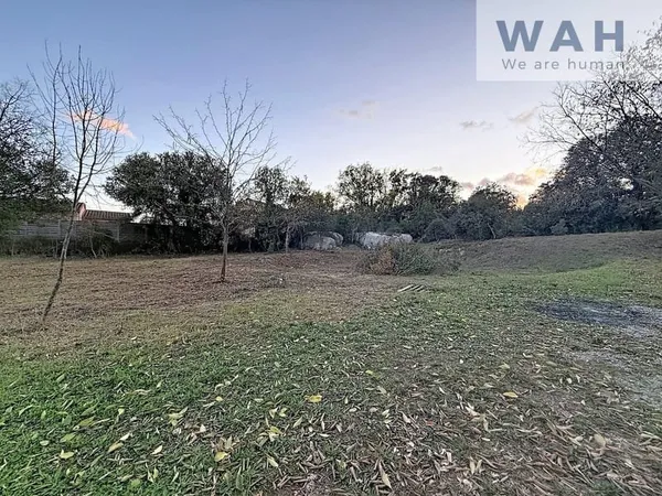 Terrain constructible viabilisé - 1508 m2 - Sauve