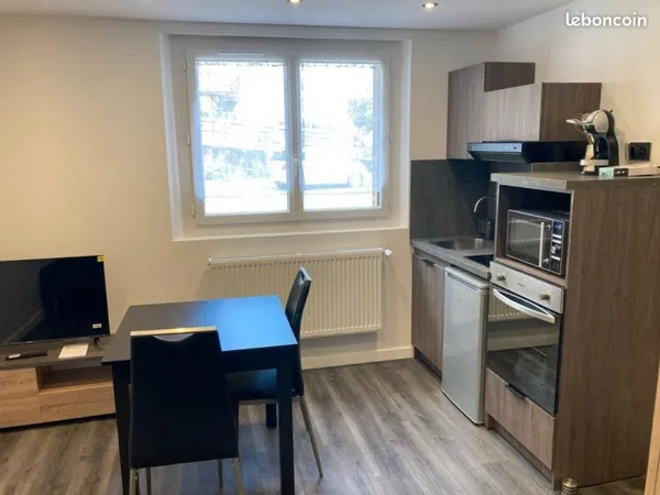 Studio neuf dans maison , entièrement meublé + parking couvert