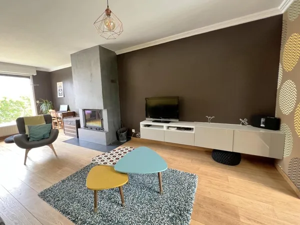 Maison semi individuelle avec 5 chambres - bureau - cave - garage - jardin