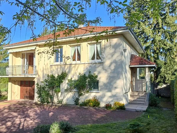 Heyrieux, proche centre: Maison au calme T4 sur sous-sol sur789 m² de terrain