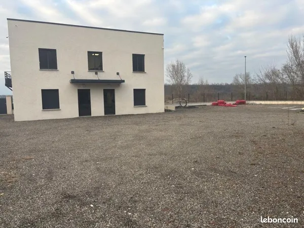 Local commercial 100 m² + cour 900 m² à Nivolas-Vermelle