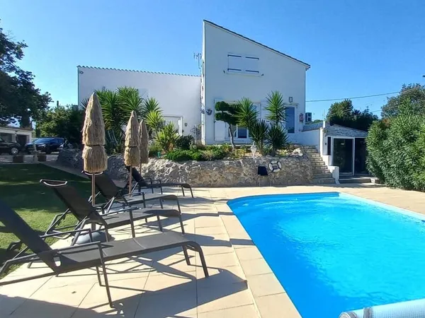 Maison 8 pièces 220 m²