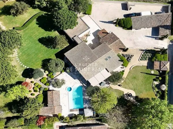 Élégance Provençale : Luxueuse Propriété avec Jardin Paysager