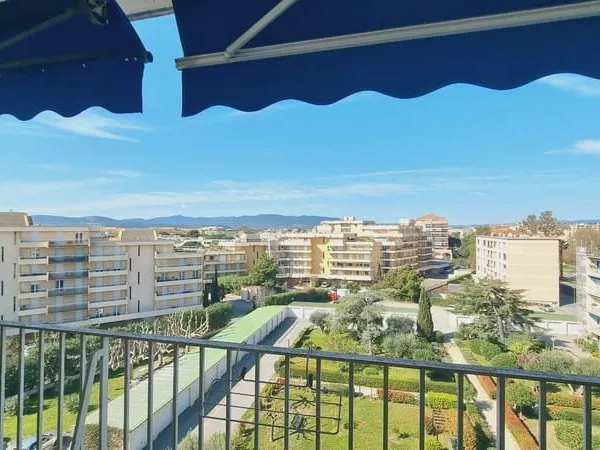 FREJUS PLAGE 3 PIECES EN ETAGE ELEVE AVEC CAVE